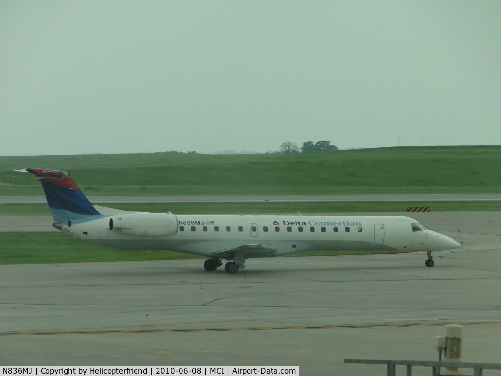 N836MJ, 2000 Embraer ERJ-145LR (EMB-145LR) C/N 145359, Taxiing to take off 19R