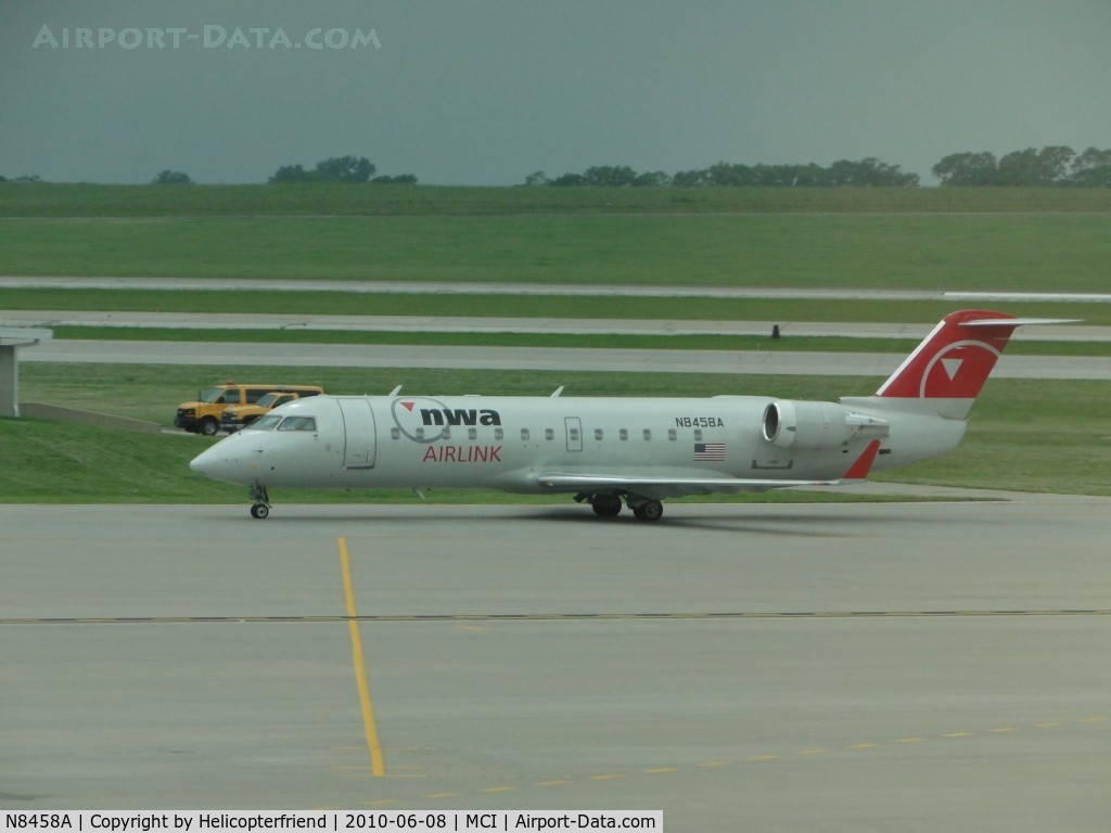 N8458A, 2000 Bombardier CRJ-200LR (CL-600-2B19) C/N 7458, NWA Airlink taxiing to terminal
