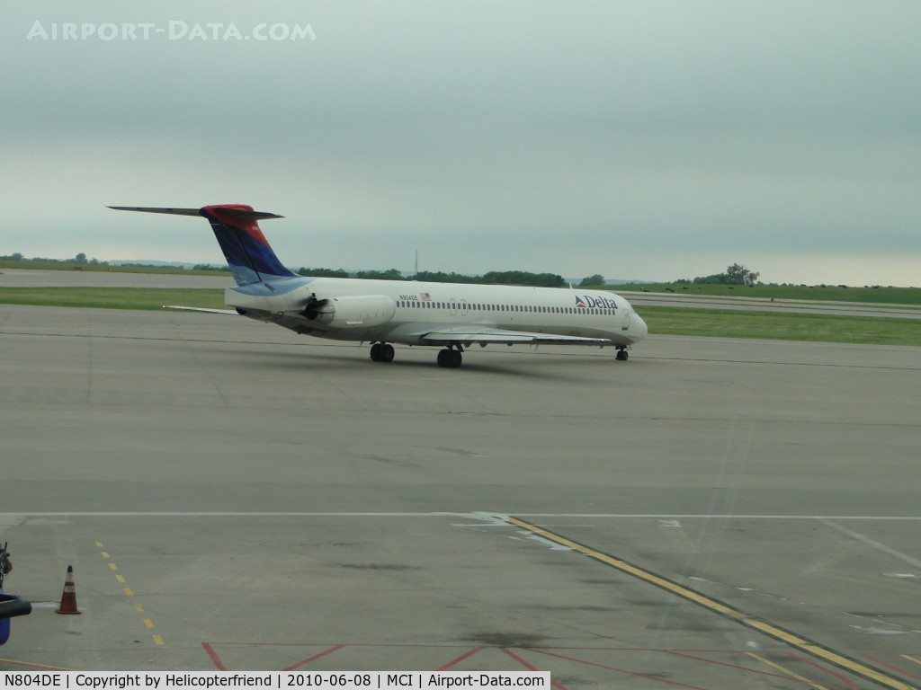 N804DE, 1992 McDonnell Douglas MD-11 C/N 48475, Taxiing towards 19R