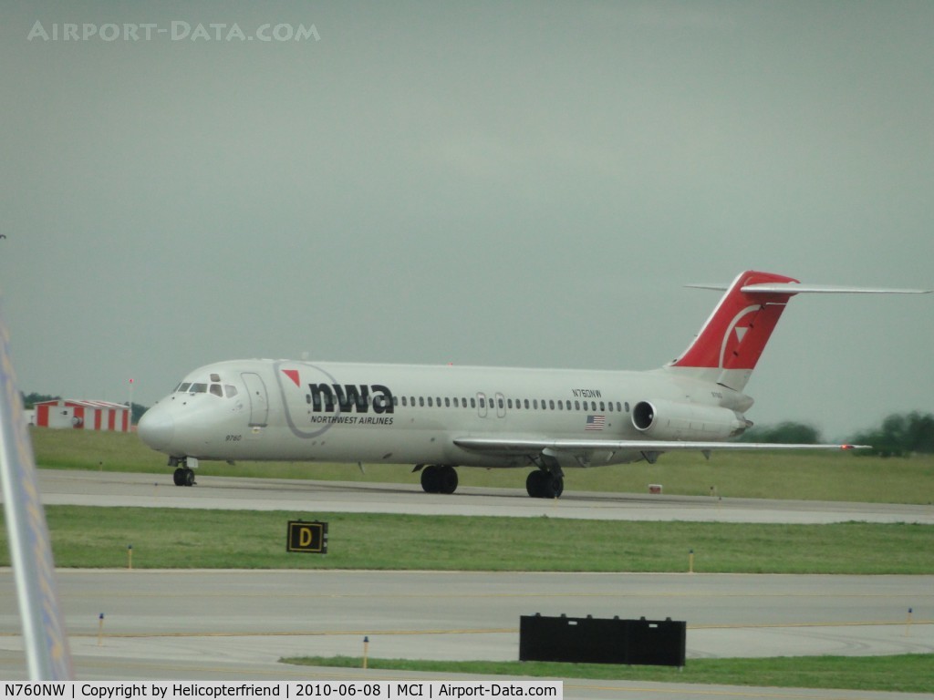N760NW, 1968 Douglas DC-9-41 C/N 47288, Taxiing to terminal