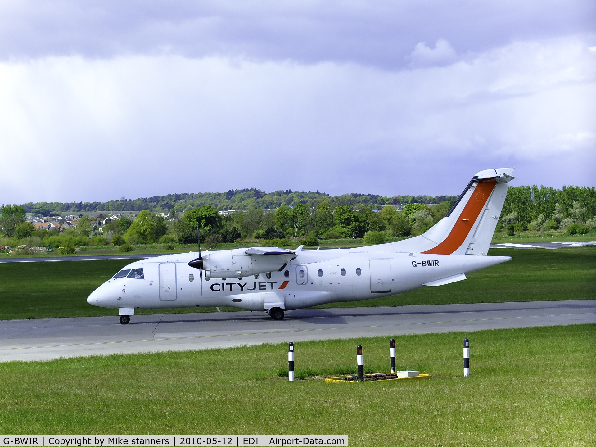G-BWIR, 1995 Dornier 328-100 C/N 3023, Cityjet DO.328-110 Taxiing to runway 06