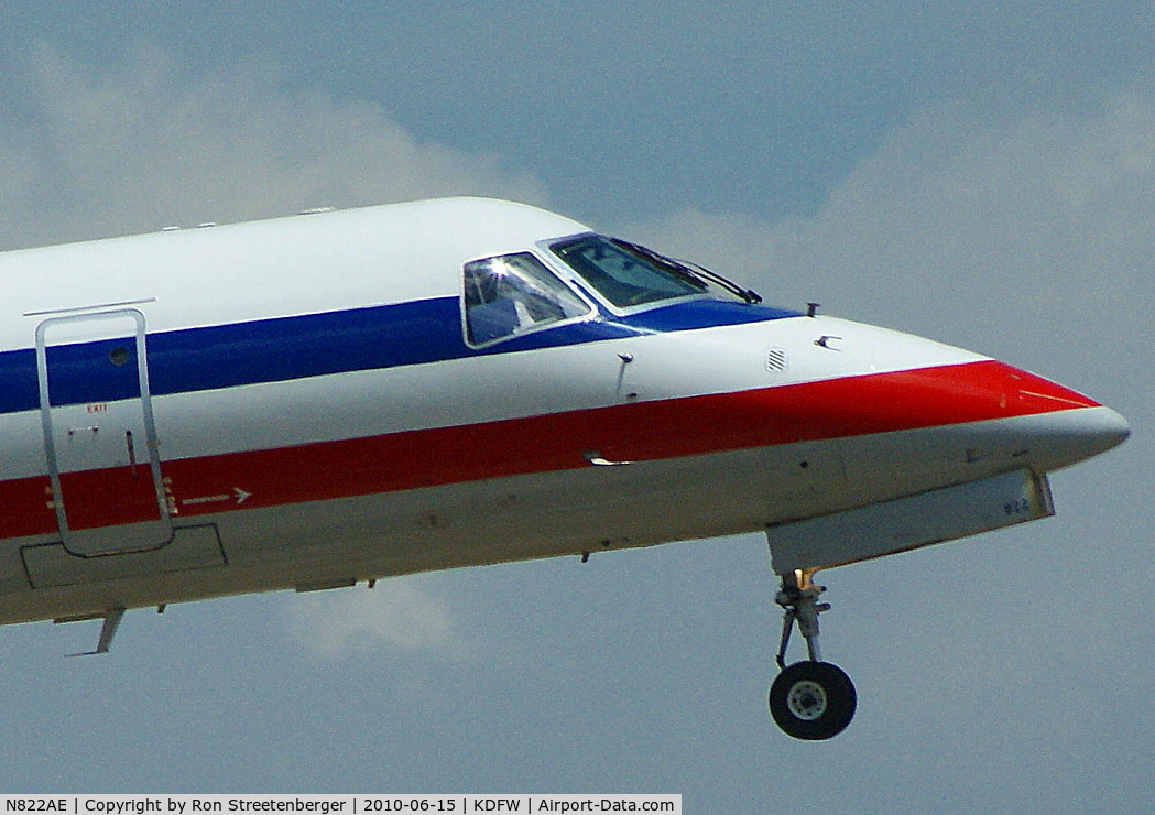 N822AE, 2002 Embraer ERJ-140LR (EMB-135KL) C/N 145581, Over the IM at DFW, 18R.