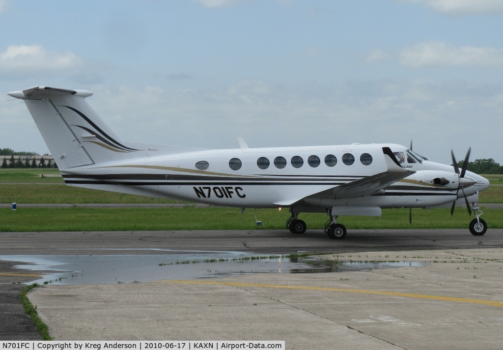N701FC, 2000 Raytheon Aircraft Company B300 C/N FL-291, Taxiing to runway 13.