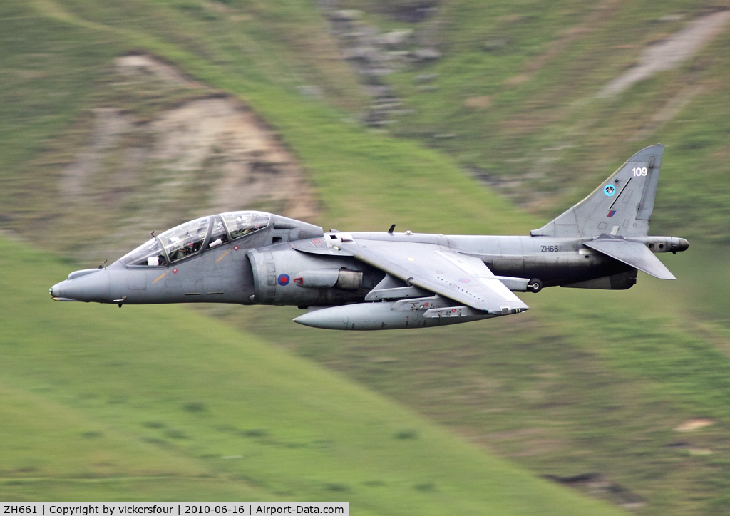 ZH661, 1995 British Aerospace Harrier T.10 C/N TX009, Royal Air Force Harrier T12 (c/n TX009). Operated by 4 (R) Squadron, coded '109'. M6 Pass, Cumbria.