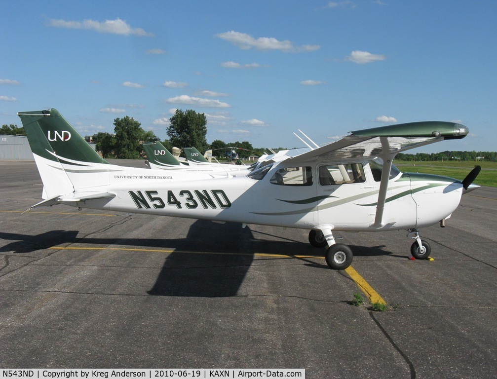 N543ND, Cessna 172S C/N 172S10985, Cessna 172S Skyhawk from the University of North Dakota on the line.