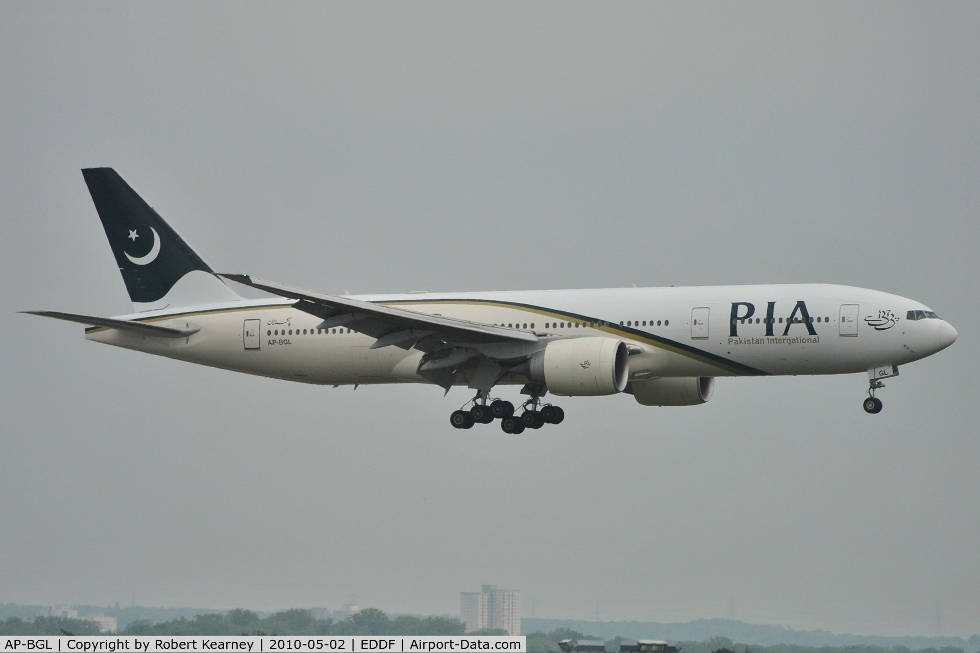 AP-BGL, 2004 Boeing 777-240/ER C/N 33777, PIA about to touch down