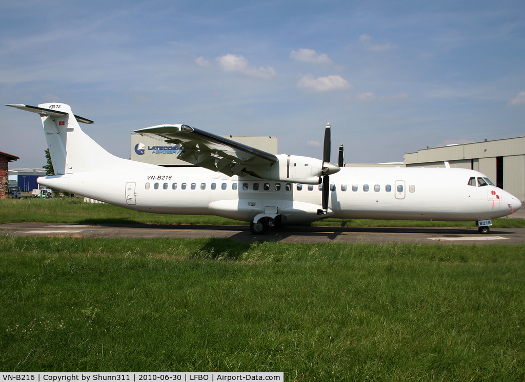 VN-B216, 1995 ATR 72-202 C/N 450, Stored in all white c/s without titles... Returned to lessor...