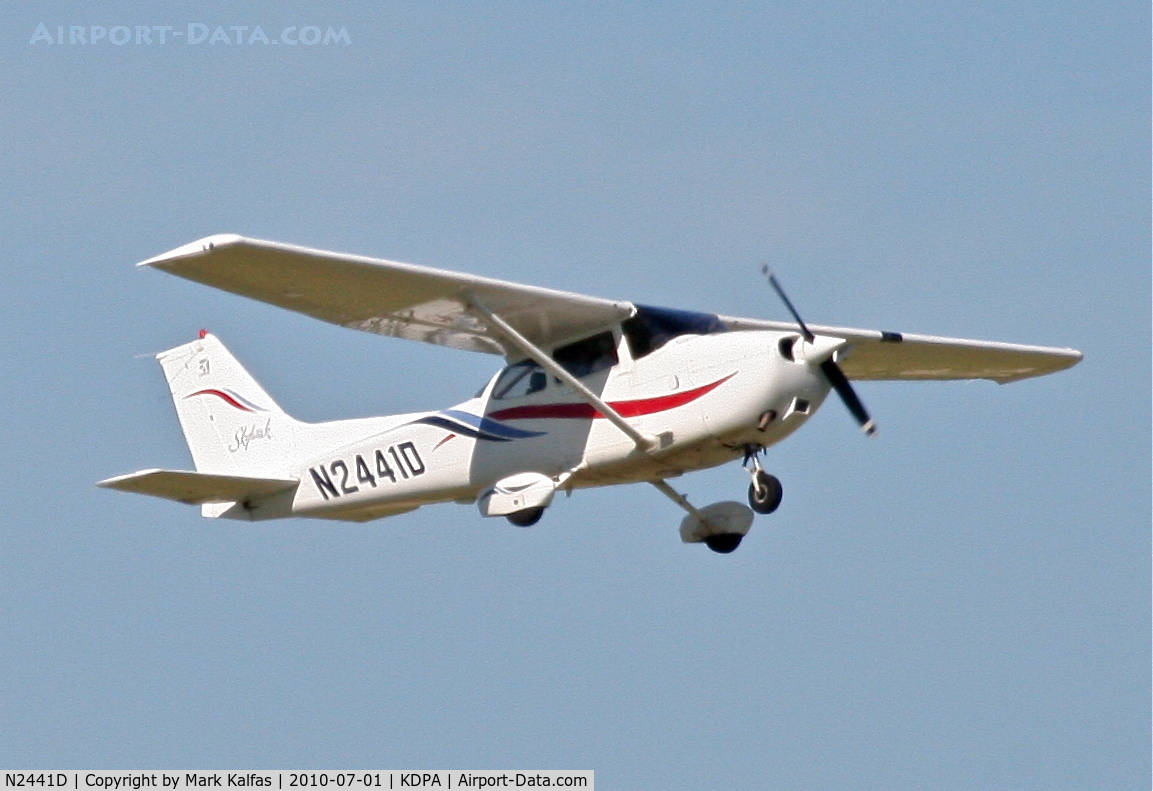 N2441D, 2000 Cessna 172R Skyhawk C/N 17280983, Cessna Skyhawk  C172R, N2441D departing 20R KDPA.
