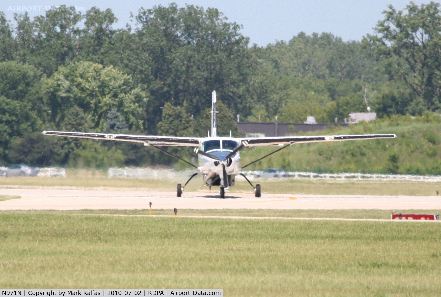 N971N, 2004 Cessna 208B Grand Caravan C/N 208B1071, WORLDWIDE AIRCRAFT LEASING CORP Cessna 208B Grand Carivan, N971N off 20R at Whiskey 7 KDPA while practicing full stop landings.