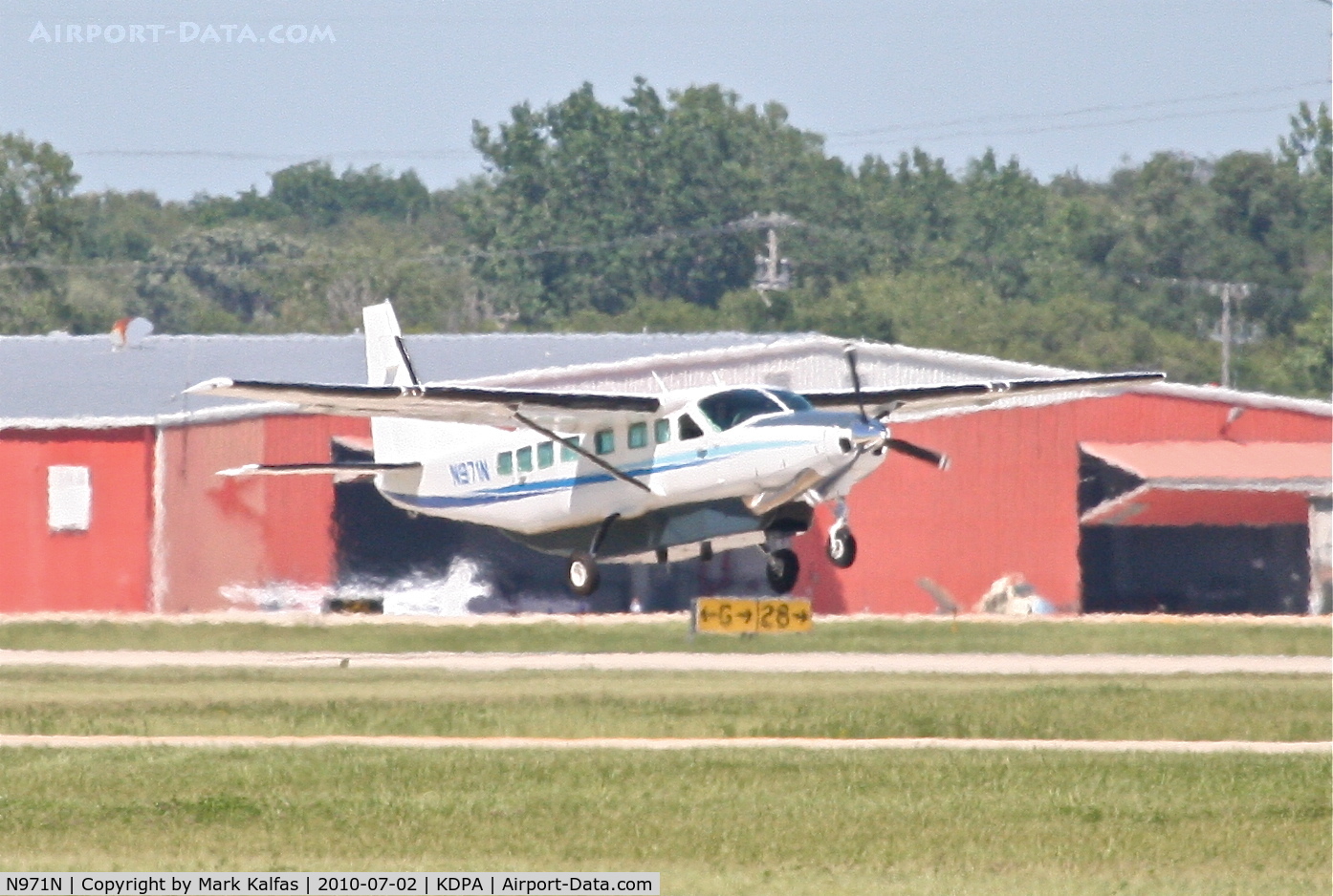 N971N, 2004 Cessna 208B Grand Caravan C/N 208B1071, WORLDWIDE AIRCRAFT LEASING CORP Cessna 208B Grand Carivan, N971N departing 20R KDPA while practicing full stop landings.