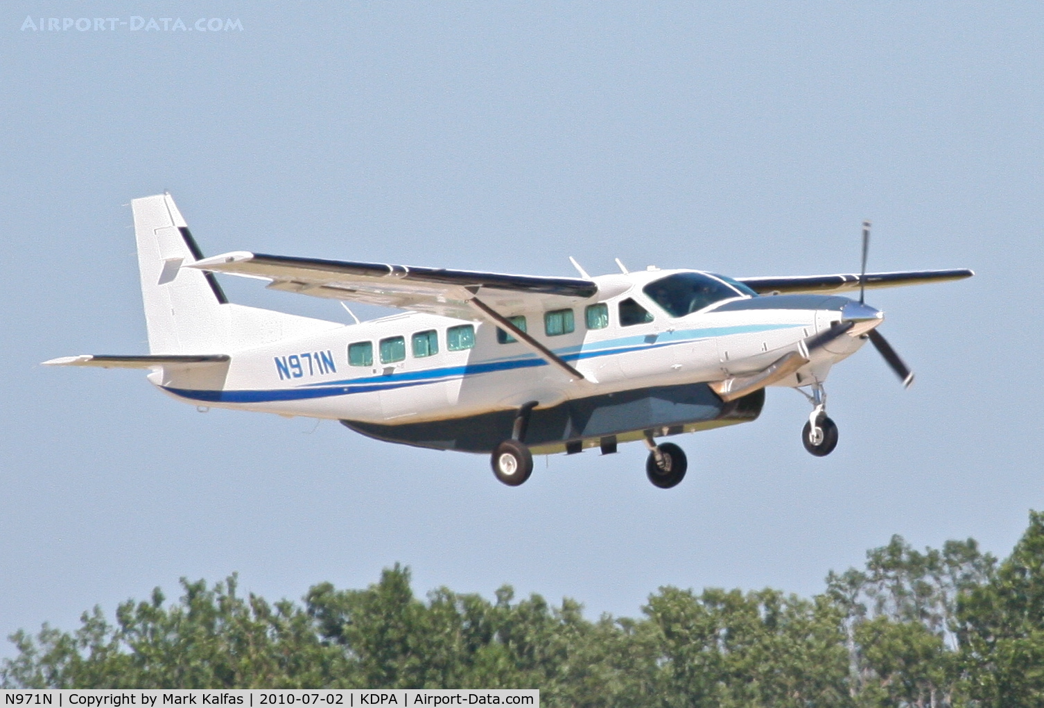 N971N, 2004 Cessna 208B Grand Caravan C/N 208B1071, WORLDWIDE AIRCRAFT LEASING CORP Cessna 208B Grand Carivan, N971N departing 20R KDPA while practicing full stop landings.