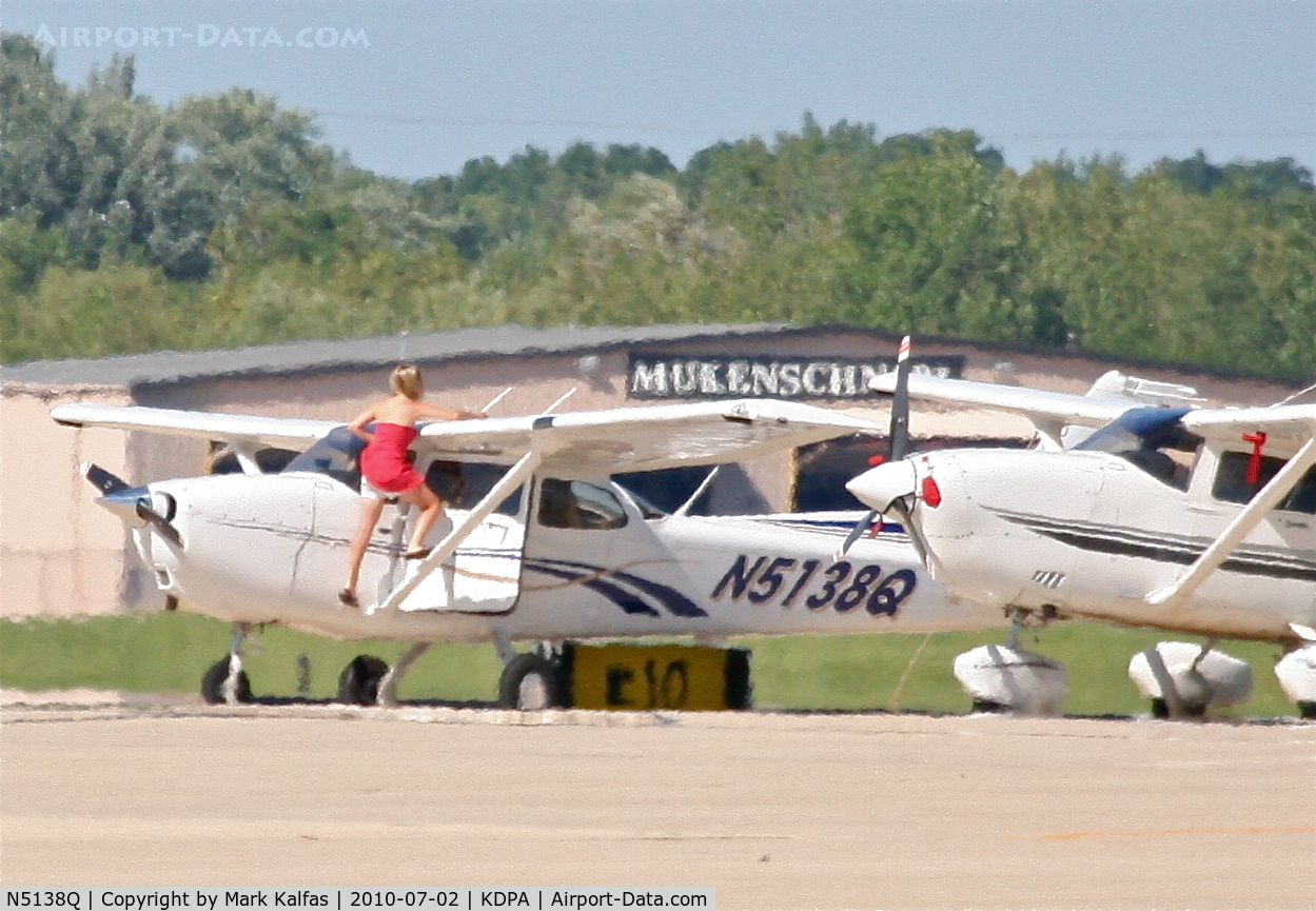 N5138Q, Cessna 172S C/N 172S10942, UNIVERSITY OF DUBUQUE Cessna Skyhawk C172/G, N5138Q getting a pre-flight before a trip to KDBQ.