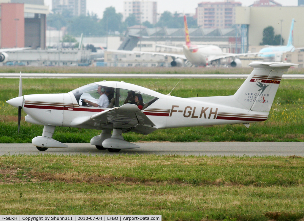 F-GLKH, Robin R-3000-160 C/N 158, Taxiing holding point rwy 32R for departure...