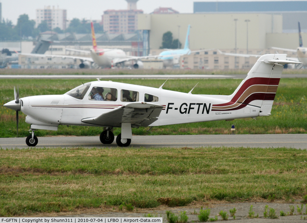 F-GFTN, Piper PA-28RT-201T Turbo Arrow IV C/N 28R-7931103, Taxiing holding point rwy 32R for departure...