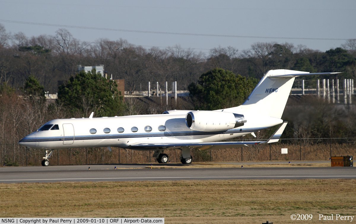 N5NG, 2002 Gulfstream Aerospace G-IV C/N 1485, Taxiing to the active