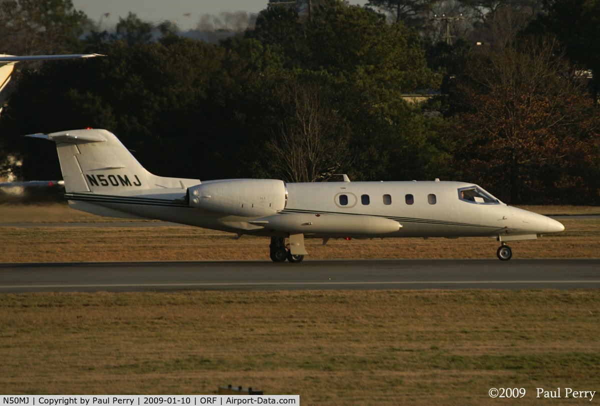 N50MJ, 1978 Gates Learjet 35A C/N 164, Classic lines of the Lear on profile