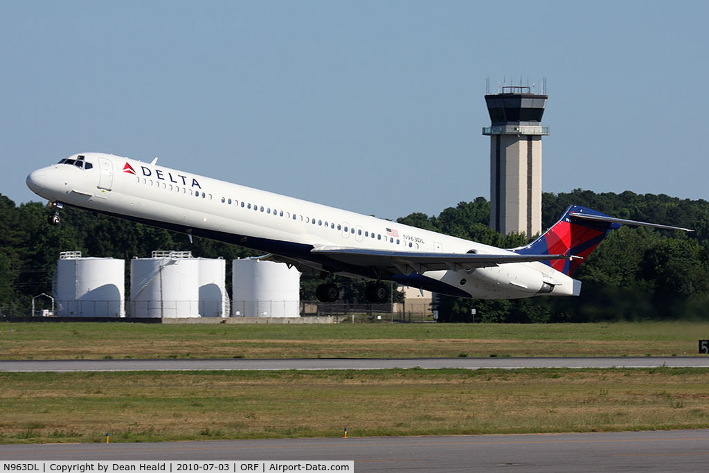 N963DL, 1990 McDonnell Douglas MD-88 C/N 49982, Delta Air Lines N963DL (FLT DAL1128) departing RWY 5 enroute to Hartsfield-Jackson Atlanta Int'l (KATL).