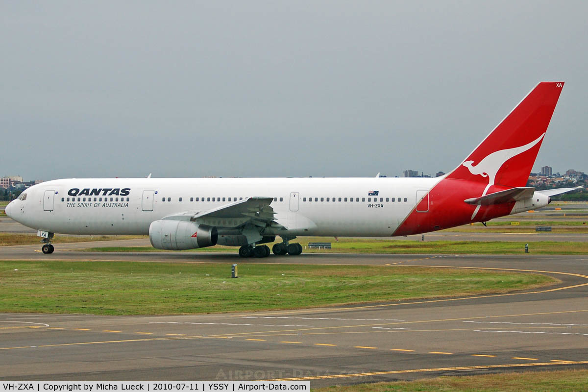 VH-ZXA, 1990 Boeing 767-336 C/N 24337, At Sydney