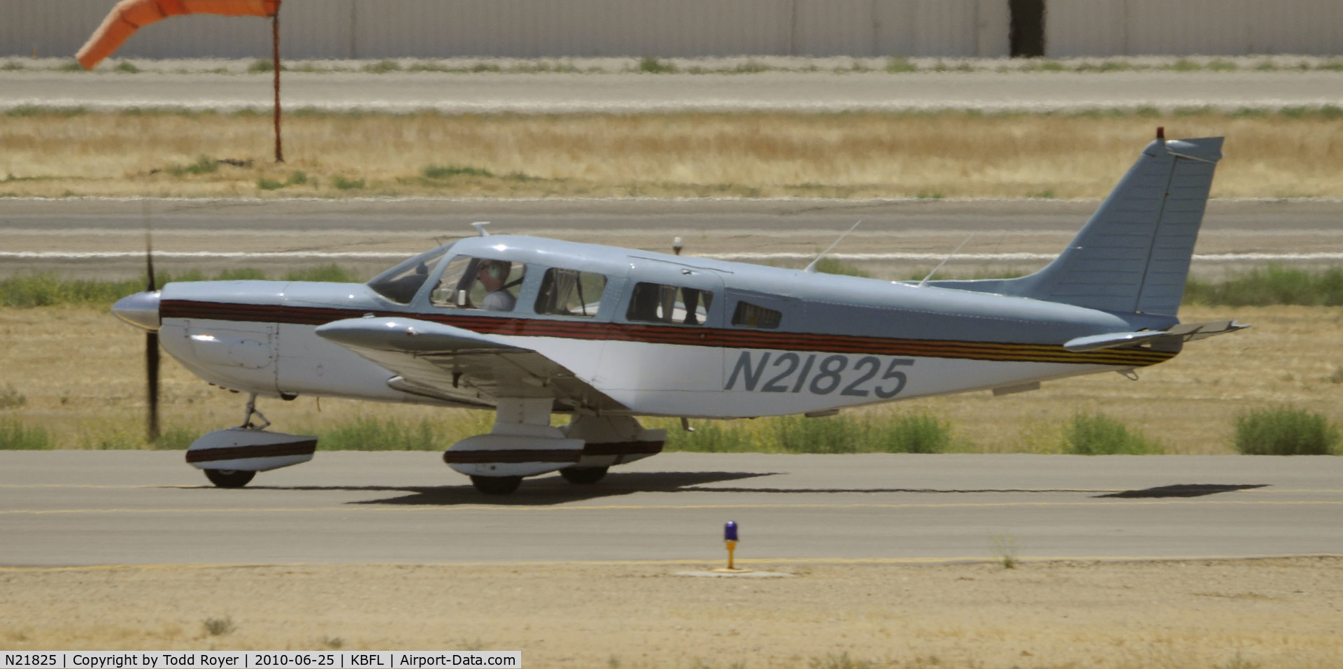 N21825, 1978 Piper PA-32-300 Cherokee Six Cherokee Six C/N 32-7840189, taxiing at Bakersfield