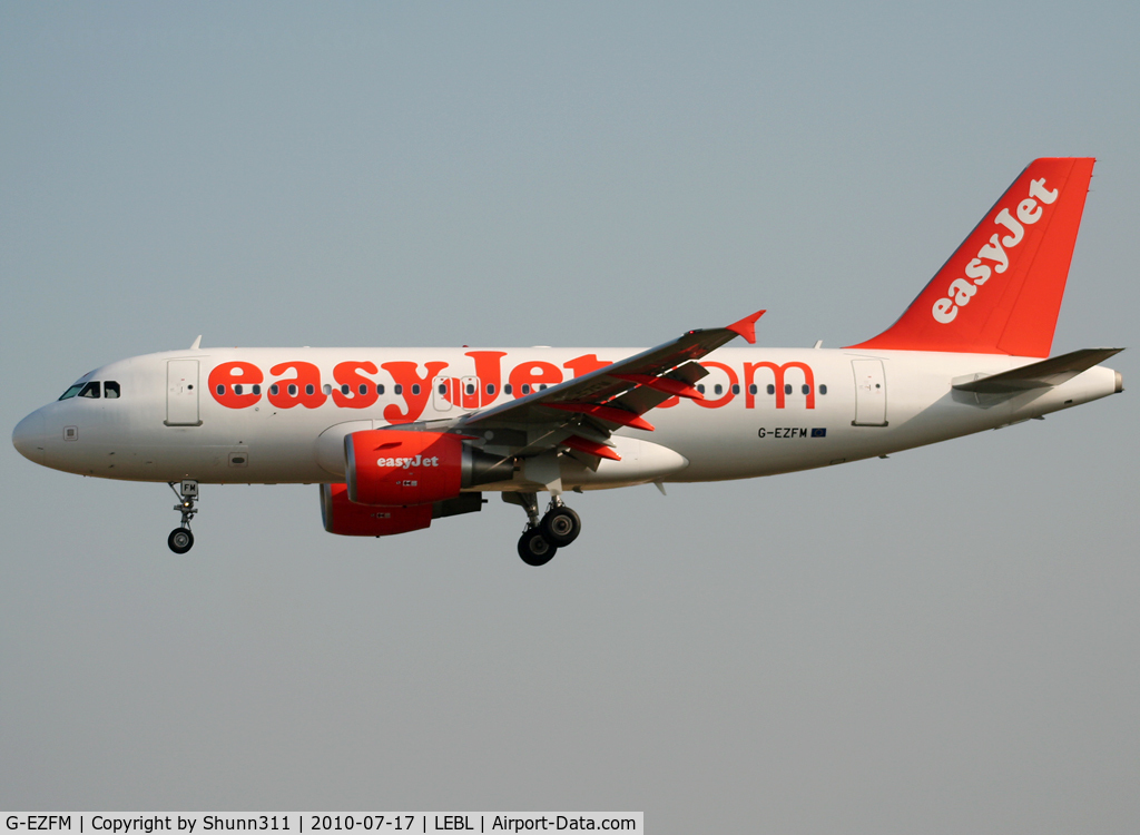 G-EZFM, 2009 Airbus A319-111 C/N 4069, Landing rwy 25R