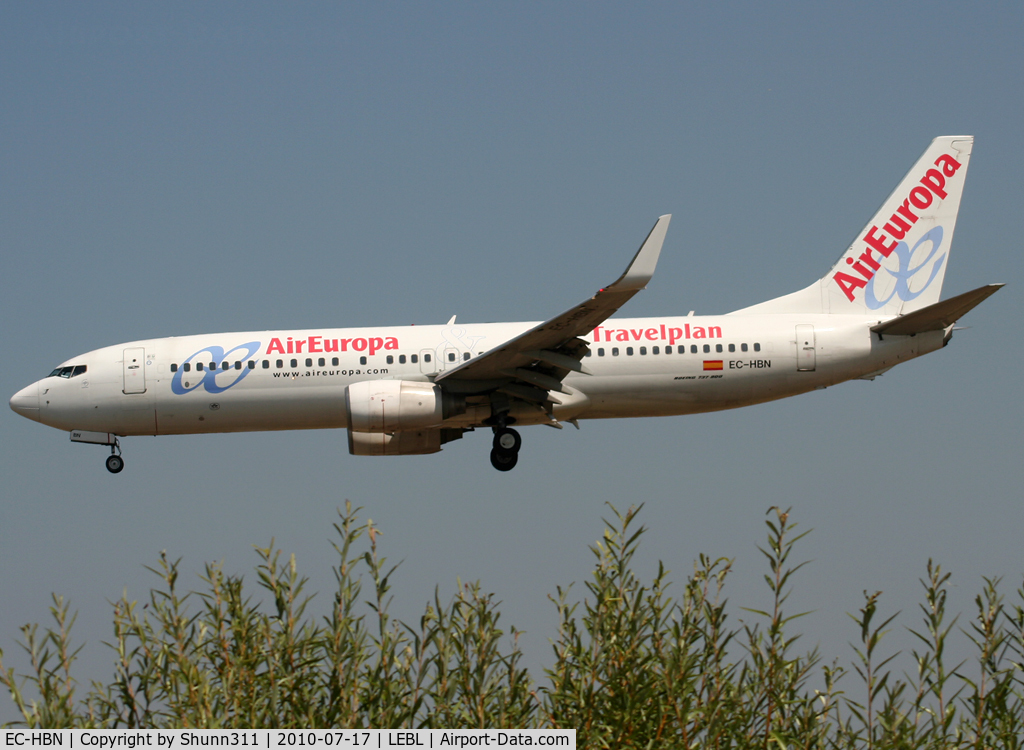 EC-HBN, 1999 Boeing 737-85P C/N 28383, Landing rwy 25R... Now with fitted winglets...