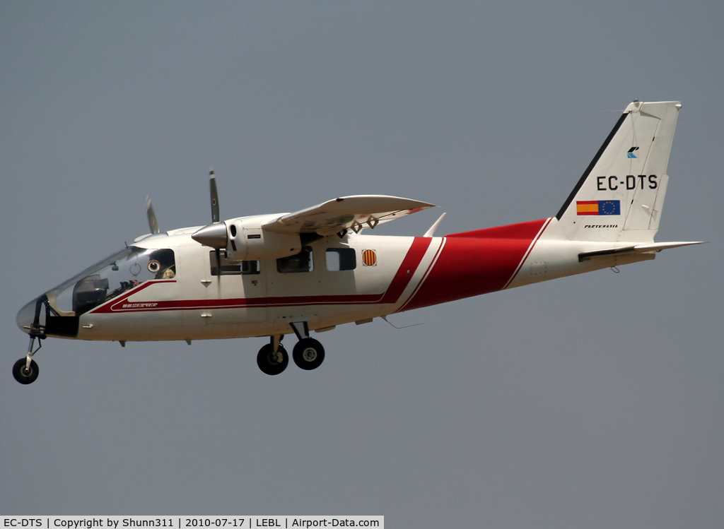 EC-DTS, Partenavia P-68 Observer C/N 324-17-OB, Landing rwy 25R