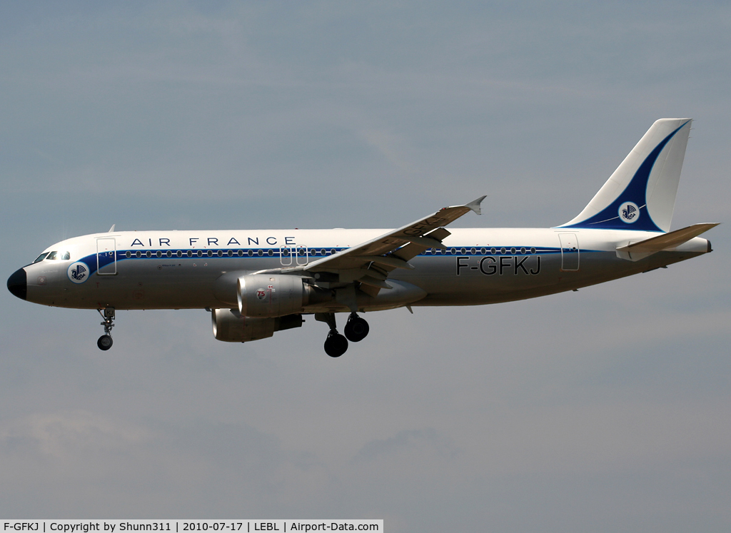 F-GFKJ, 1989 Airbus A320-211 C/N 0063, Landing rwy 25R