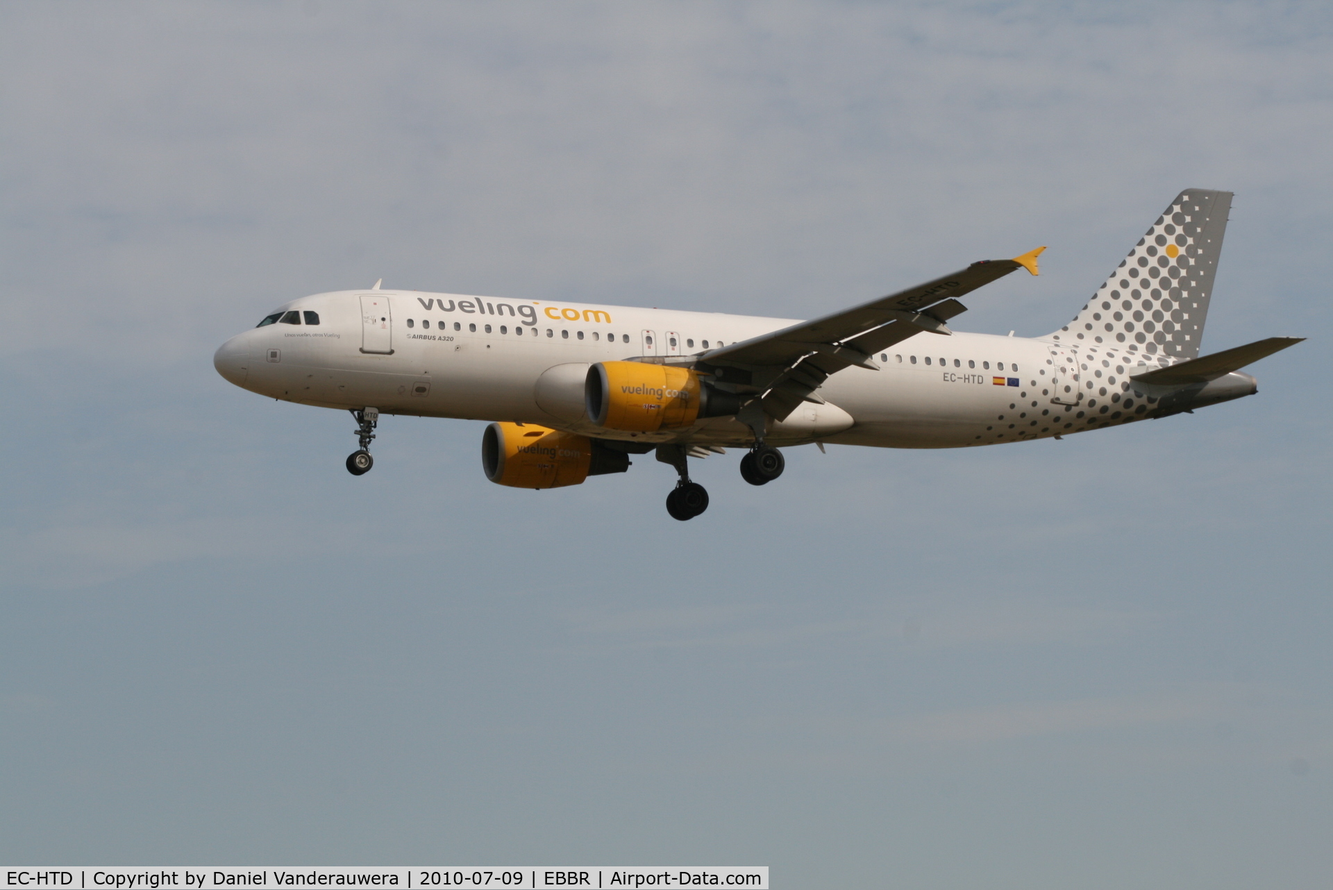 EC-HTD, 2001 Airbus A320-214 C/N 1550, Arrival of flight VY8988 to RWY 25L