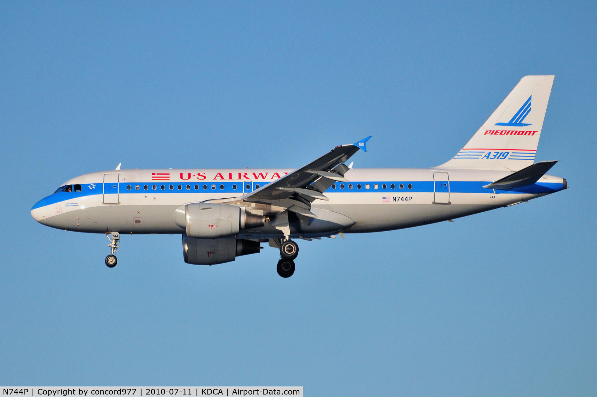 N744P, 2000 Airbus A319-112 C/N 1287, Seen at KDCA on 7/11/2010