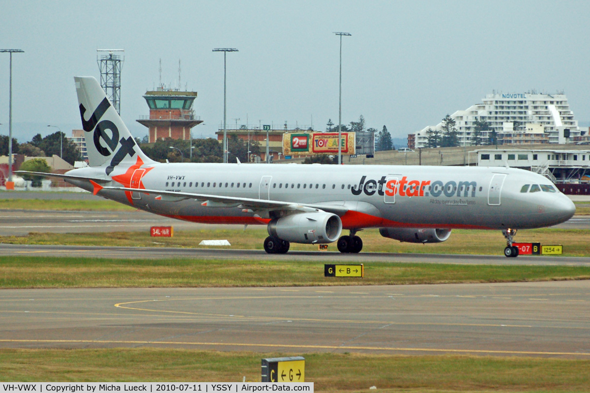 VH-VWX, 2009 Airbus A321-231 C/N 3899, At Sydney