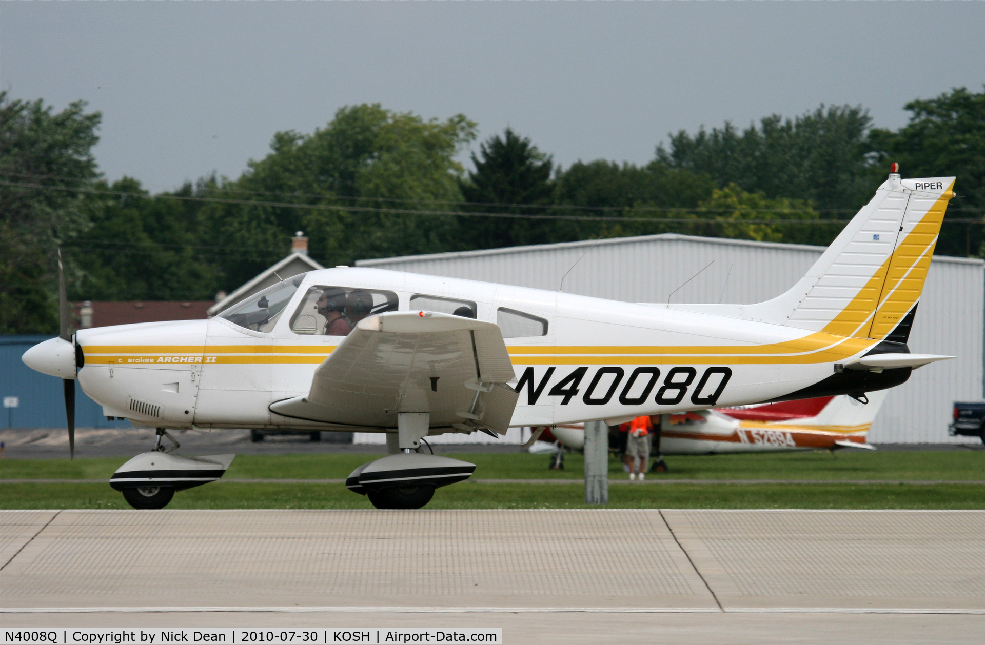 N4008Q, 1977 Piper PA-28-181 C/N 28-7790468, KOSH