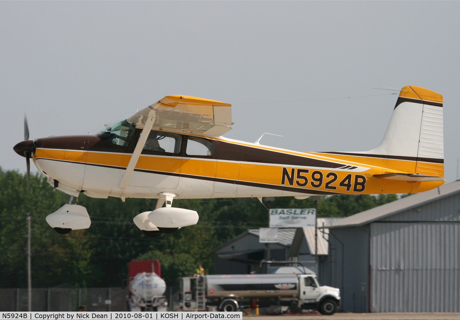 N5924B, 1956 Cessna 182A Skylane C/N 33924, KOSH