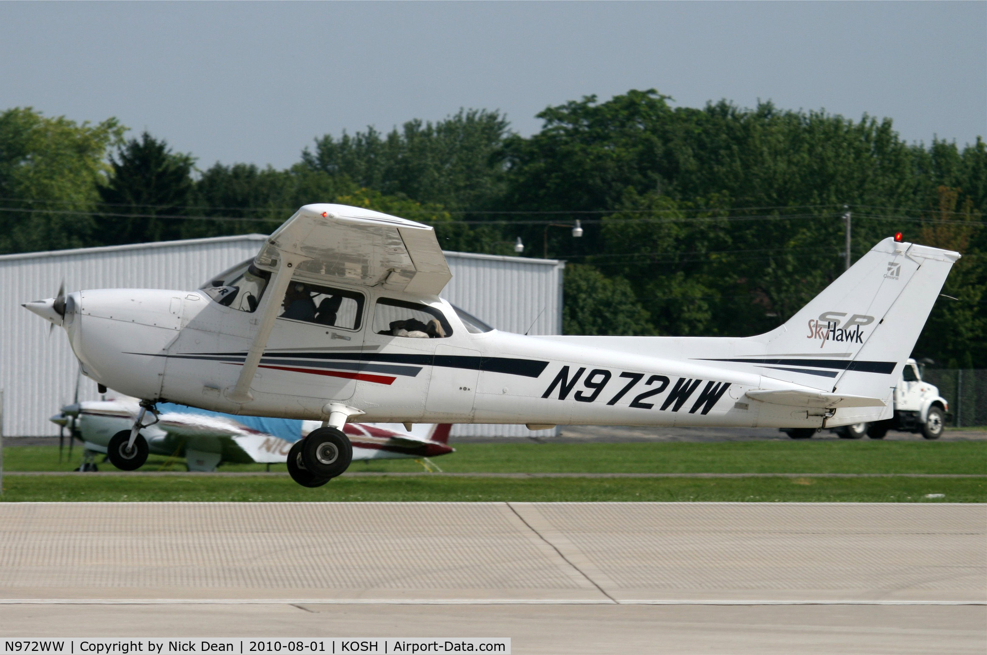 N972WW, 2002 Cessna 172S C/N 172S9072, KOSH