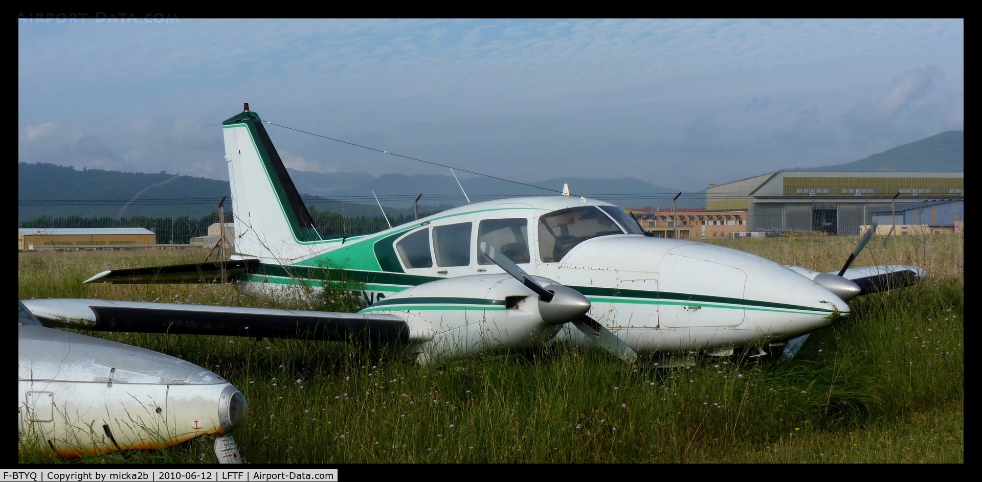 F-BTYQ, Piper PA-23-250 Aztec C/N 27-7304972, Stored.