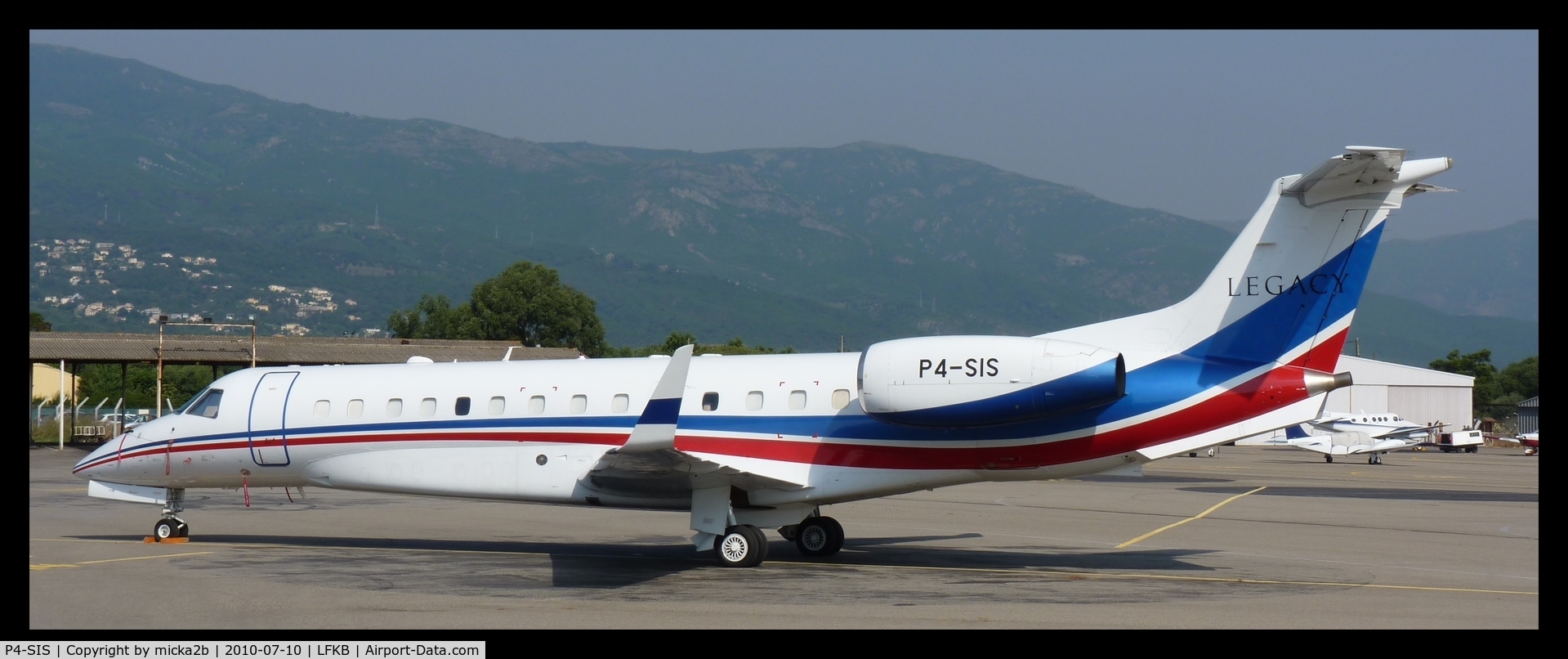 P4-SIS, Embraer EMB-135BJ Legacy C/N 14500586, Parked.