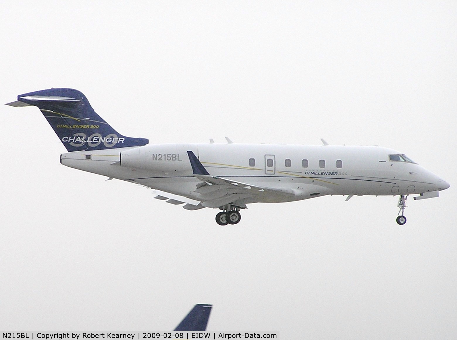 N215BL, 2008 Bombardier Challenger 300 (BD-100-1A10) C/N 20215, Challenger300 on short finals on r/w 10