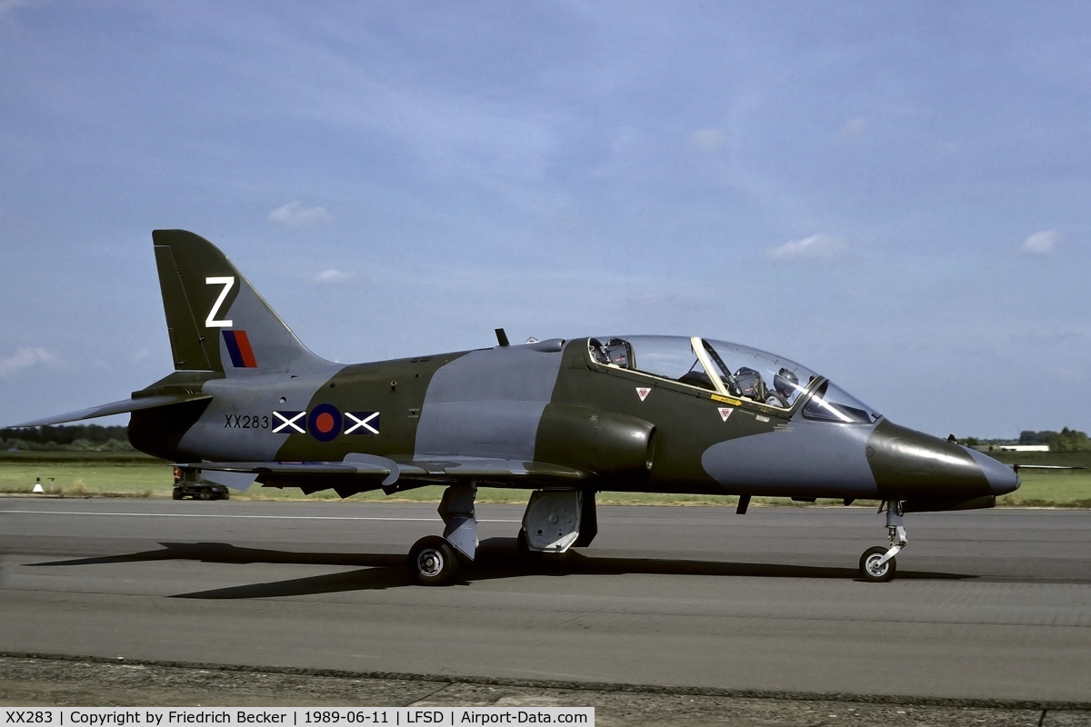 XX283, 1979 Hawker Siddeley Hawk T.1 C/N 109/312108, taxying to the active