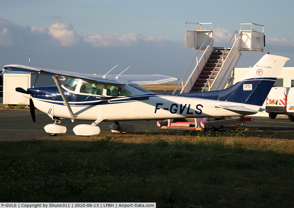 F-GVLS, 1981 Cessna 182R Skylane C/N 18267970, Parked near 
