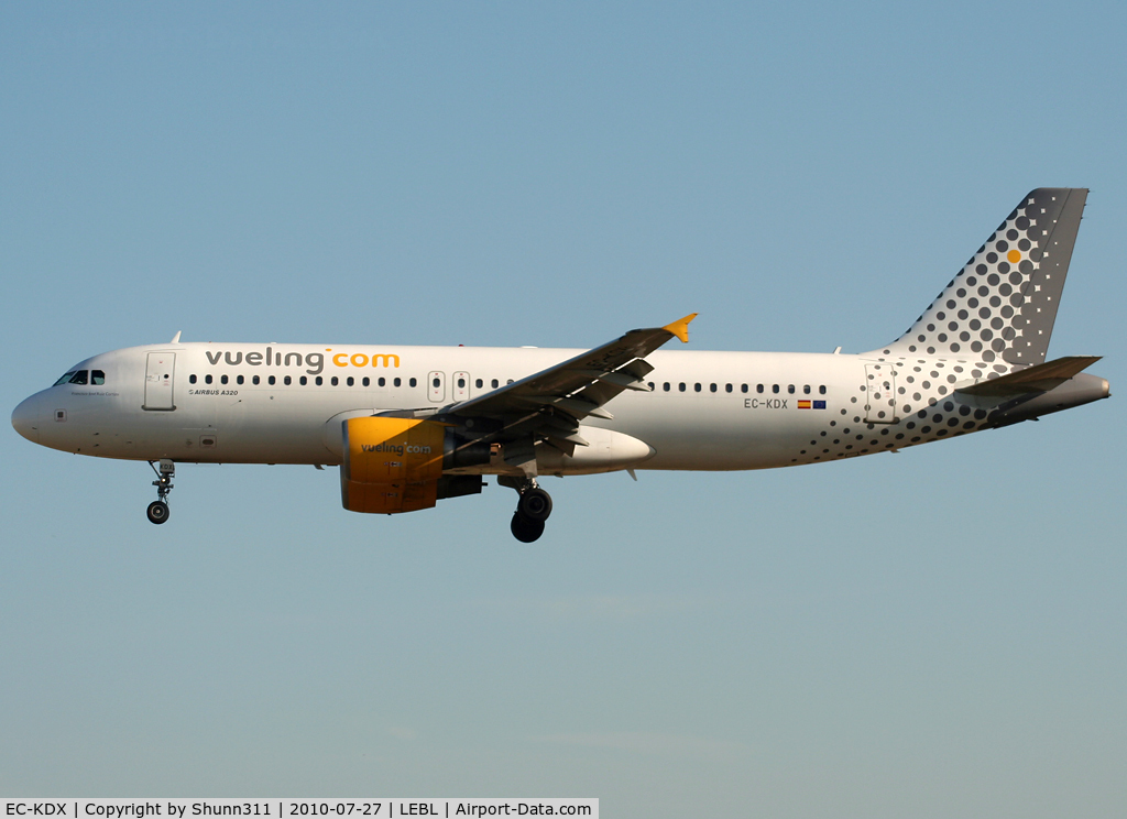 EC-KDX, 2007 Airbus A320-216 C/N 3151, Landing rwy 25R in Vueling c/s