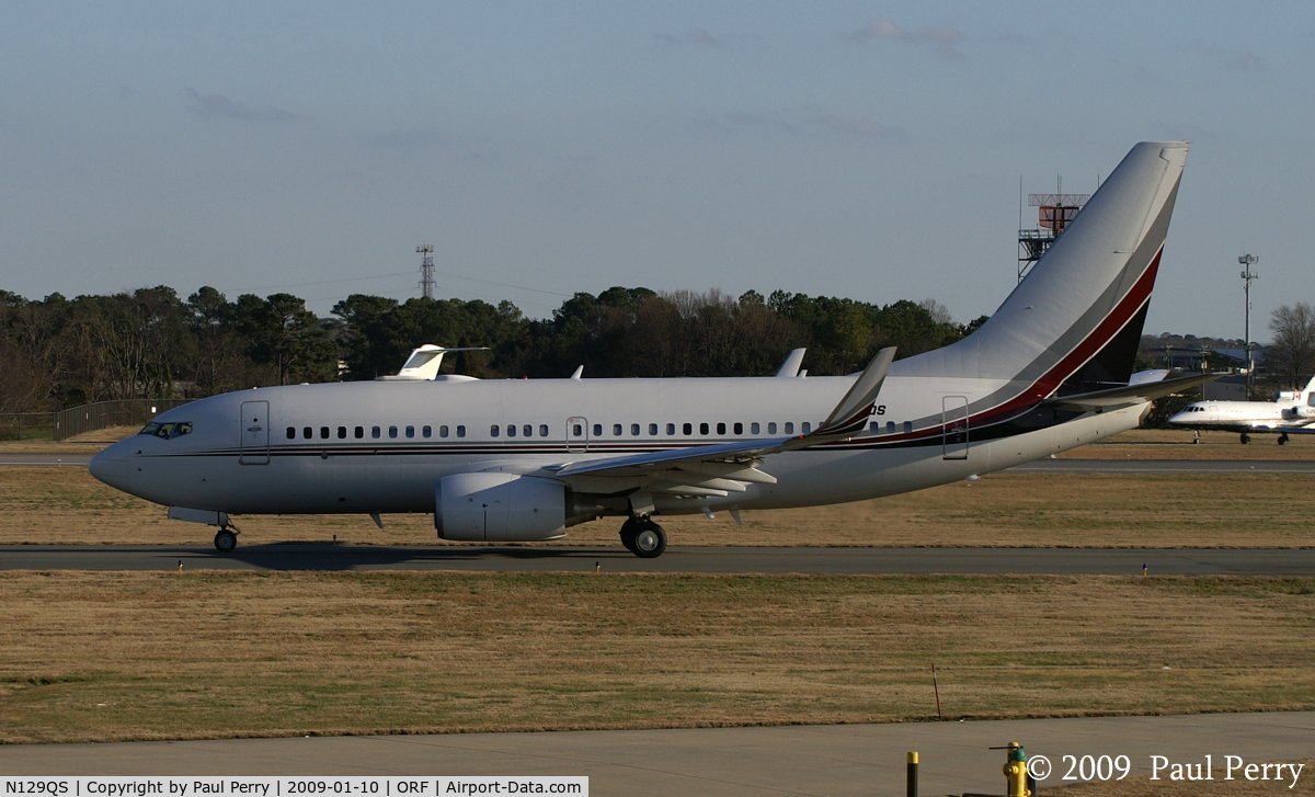 N129QS, 1999 Boeing 737-7BC C/N 30329, Rolling on to her spot in line