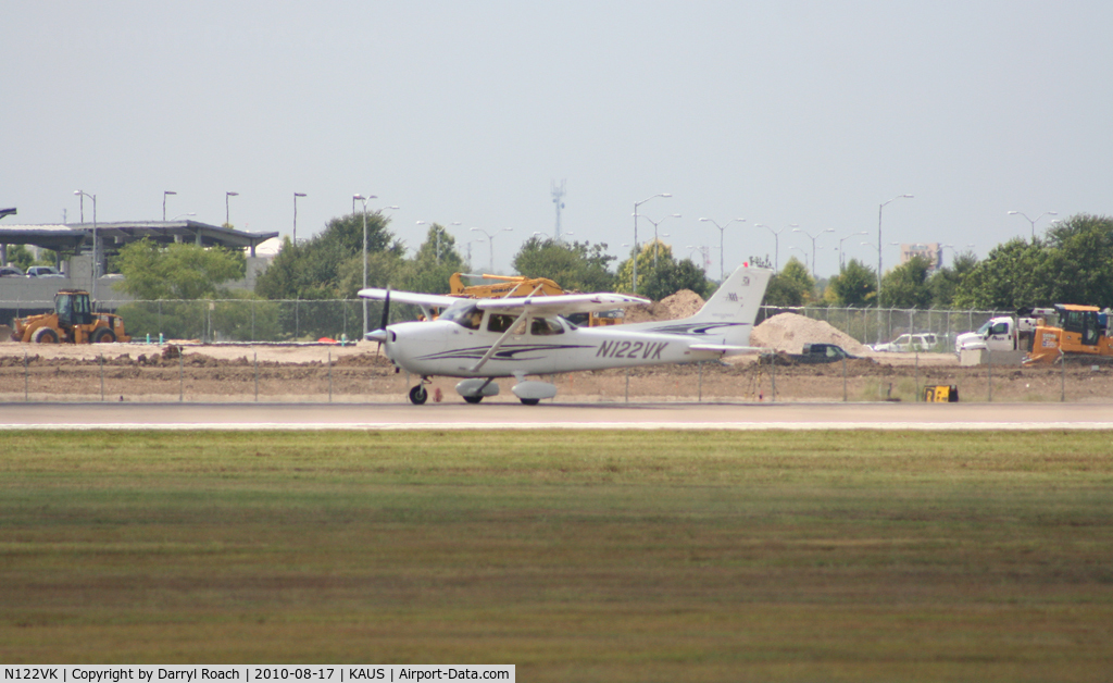 N122VK, 2005 Cessna 172S C/N 172S9856, Cessna departs 17L.