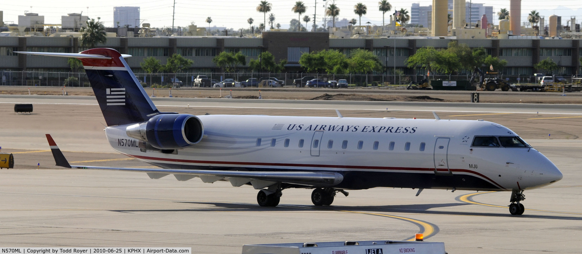 N570ML, 1997 Bombardier CRJ-200LR (CL-600-2B19) C/N 7206, Taxiing at PHX