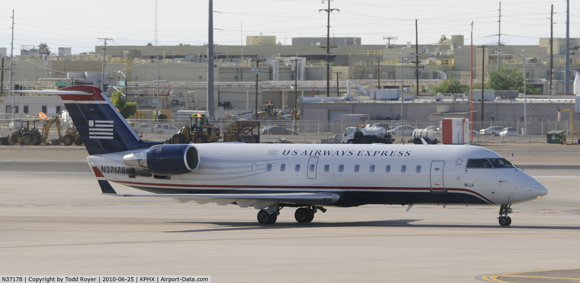 N37178, 1997 Canadair CRJ-200LR (CL-600-2B19) C/N 7178, Taxiing at PHX