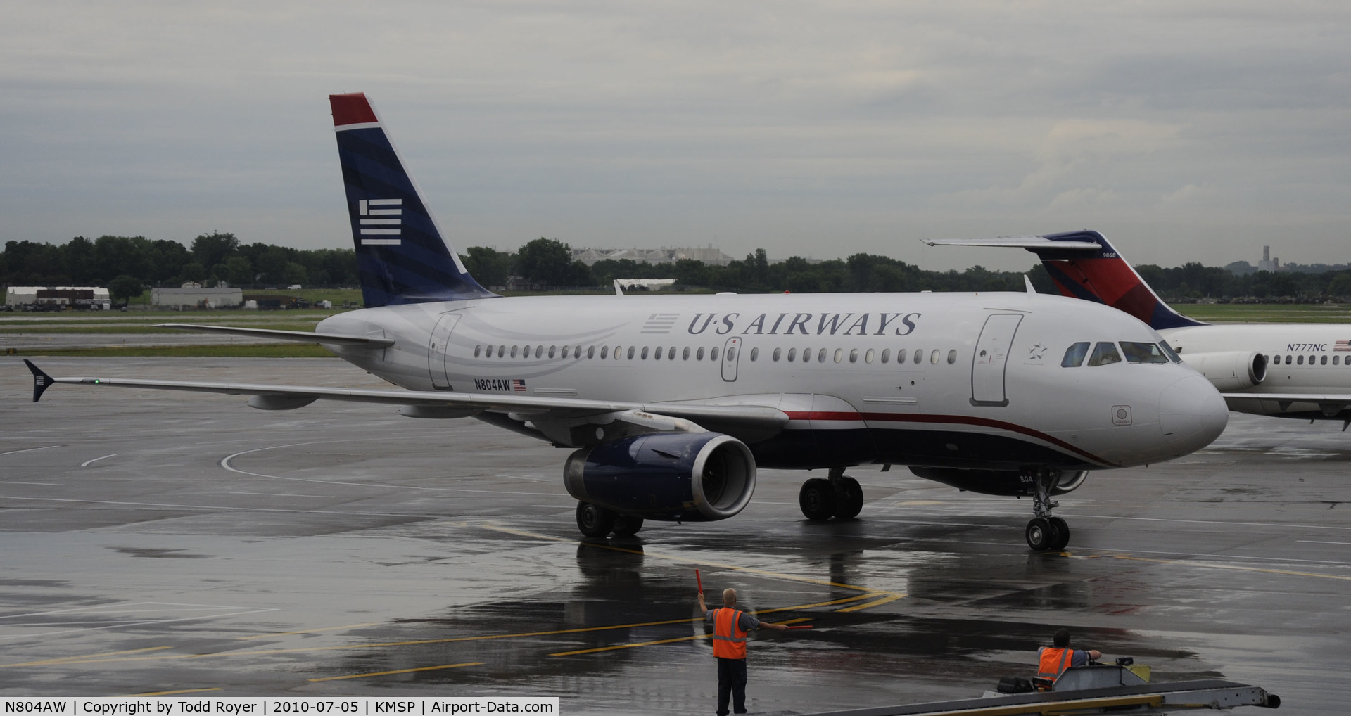 N804AW, 1999 Airbus A319-132 C/N 1043, Taxiing to gate at MSP