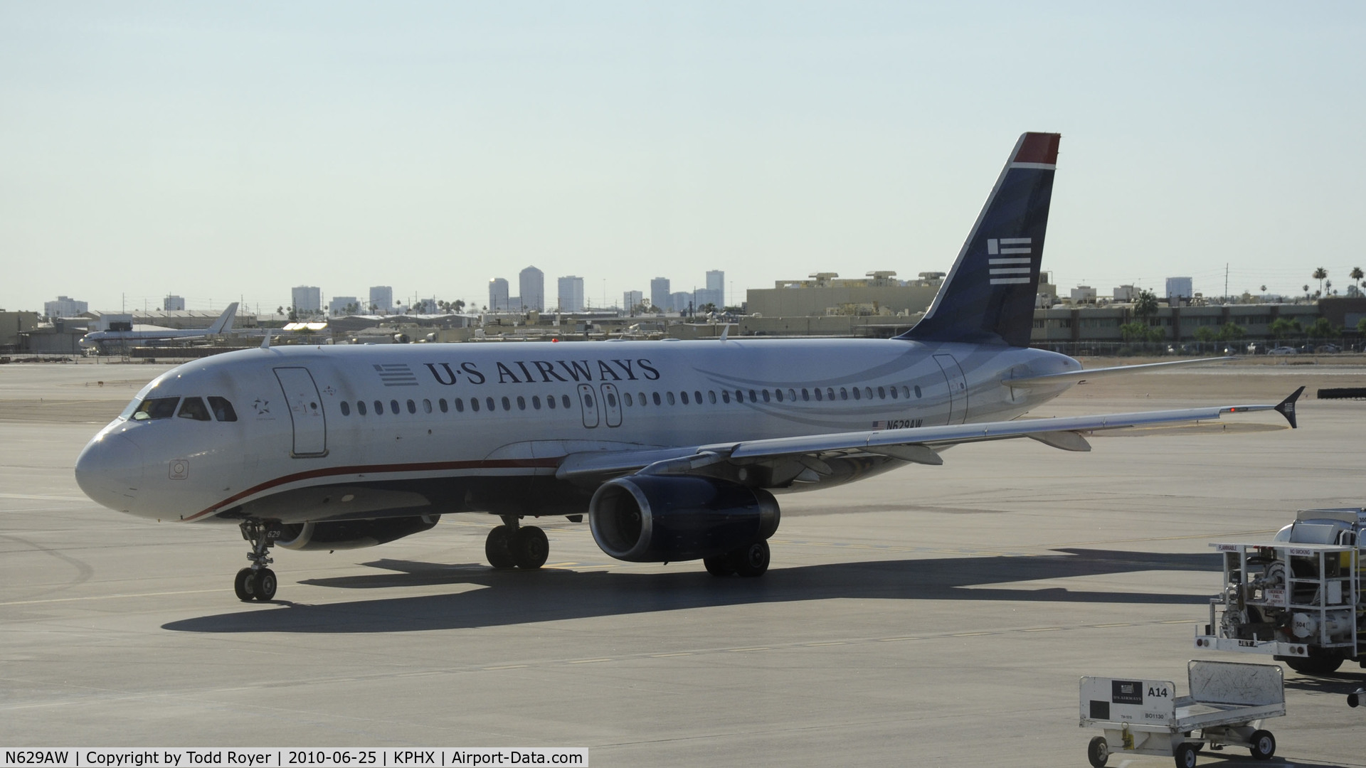 N629AW, 1990 Airbus A320-231 C/N 076, Taxiing to Gate at PHX