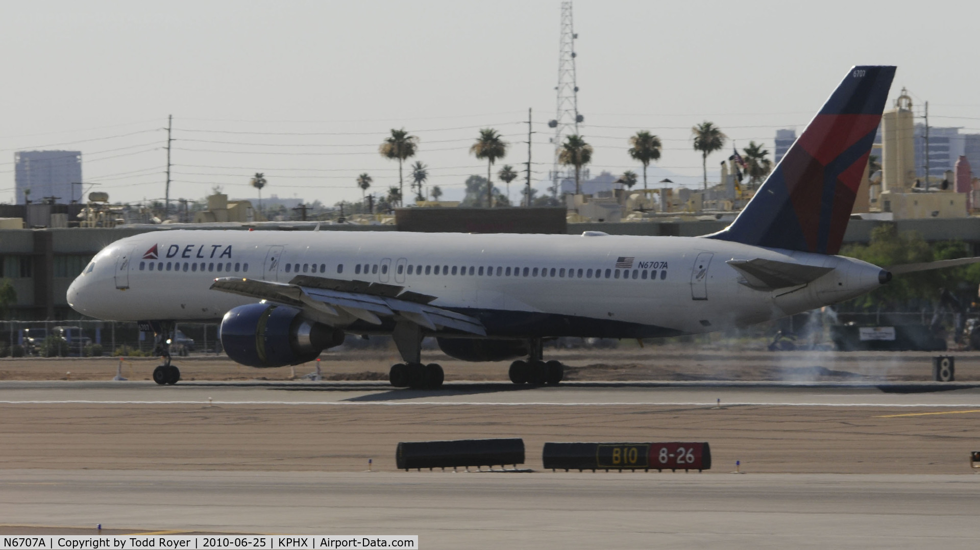 N6707A, 2000 Boeing 757-232 C/N 30395, Landing at PHX
