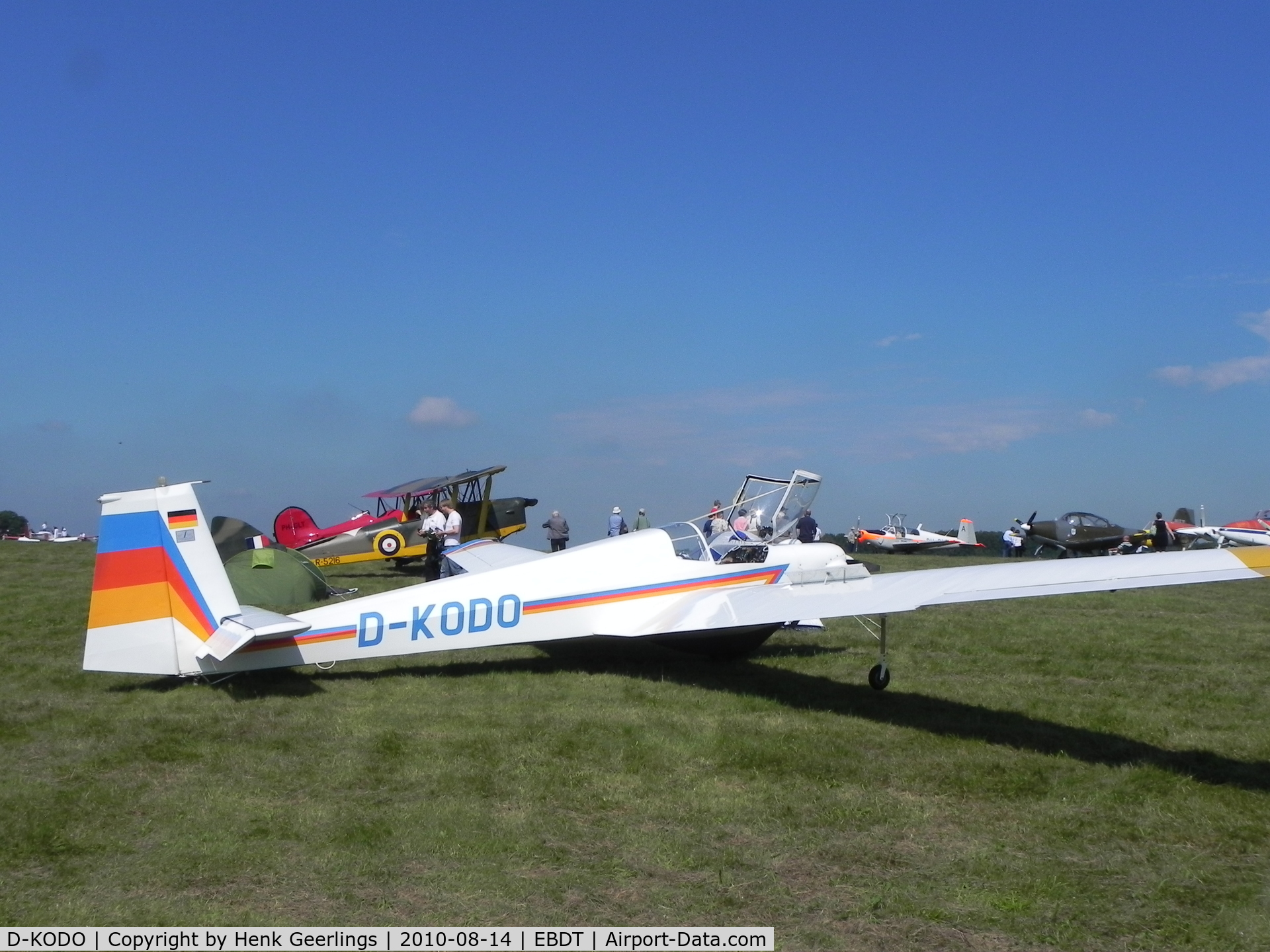 D-KODO, Scheibe SF-25B Falke C/N 4164, 27th International Oldtimer Fly-In

Schaffen - Diest , August 2010 , Belgium
