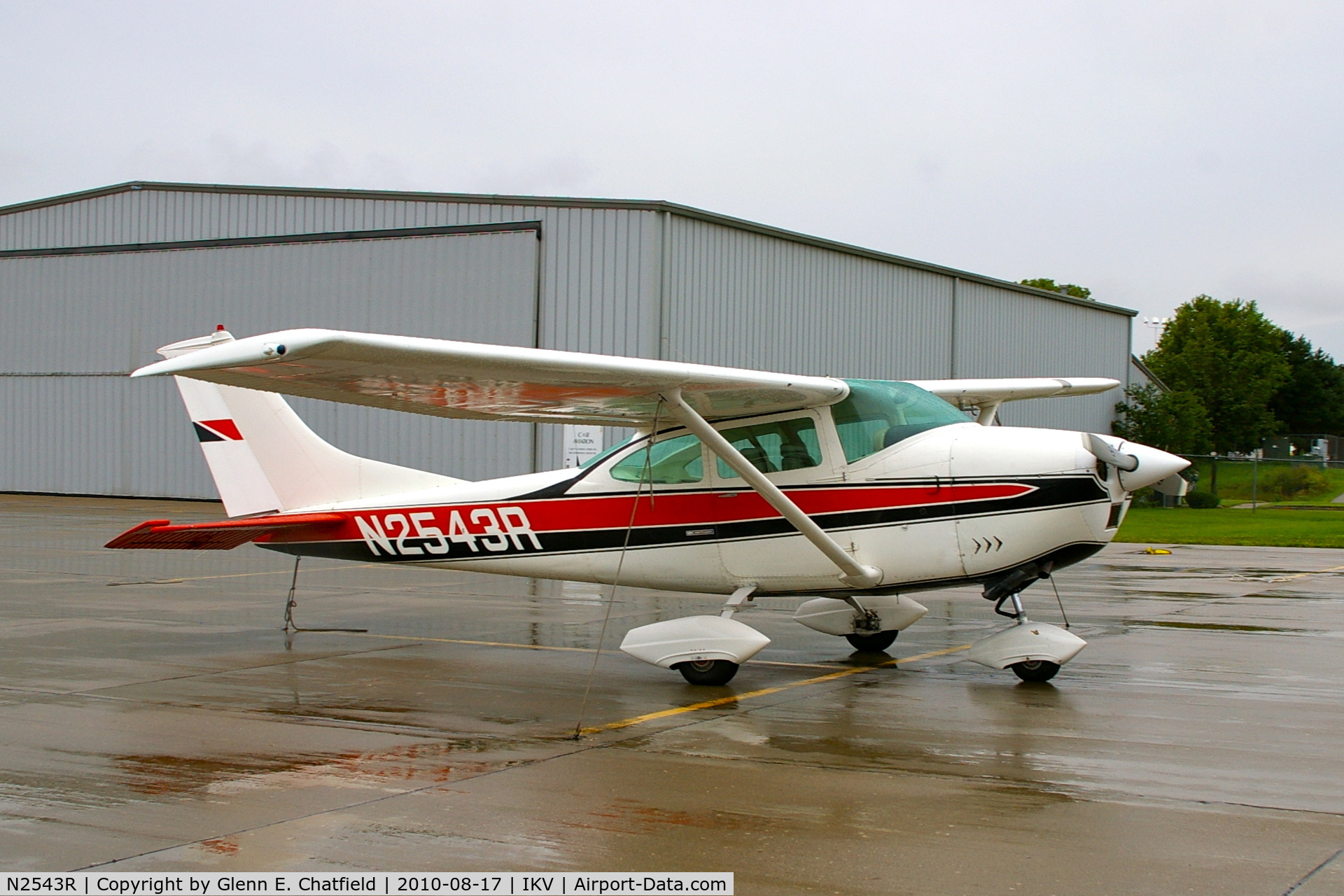 N2543R, 1967 Cessna 182K Skylane C/N 18258243, On a rainy ramp