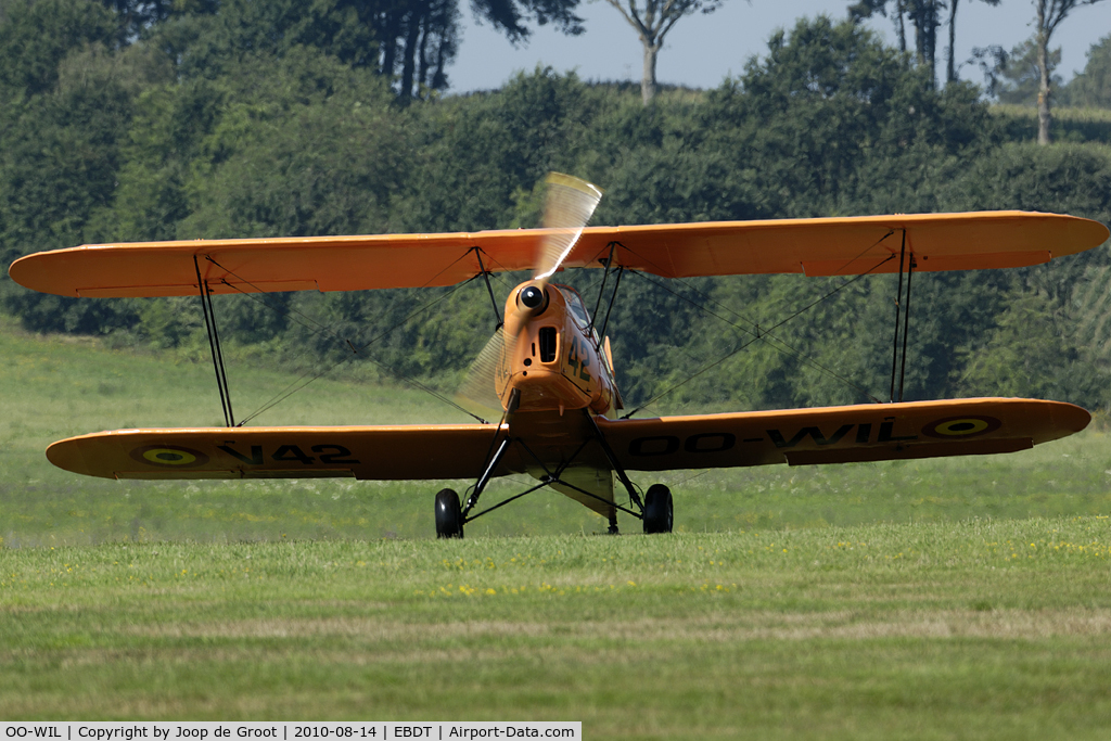 OO-WIL, Stampe-Vertongen SV-4B C/N 1184, OO-WIL comes from behind the hill. Scene on the oldtimer fly-in.