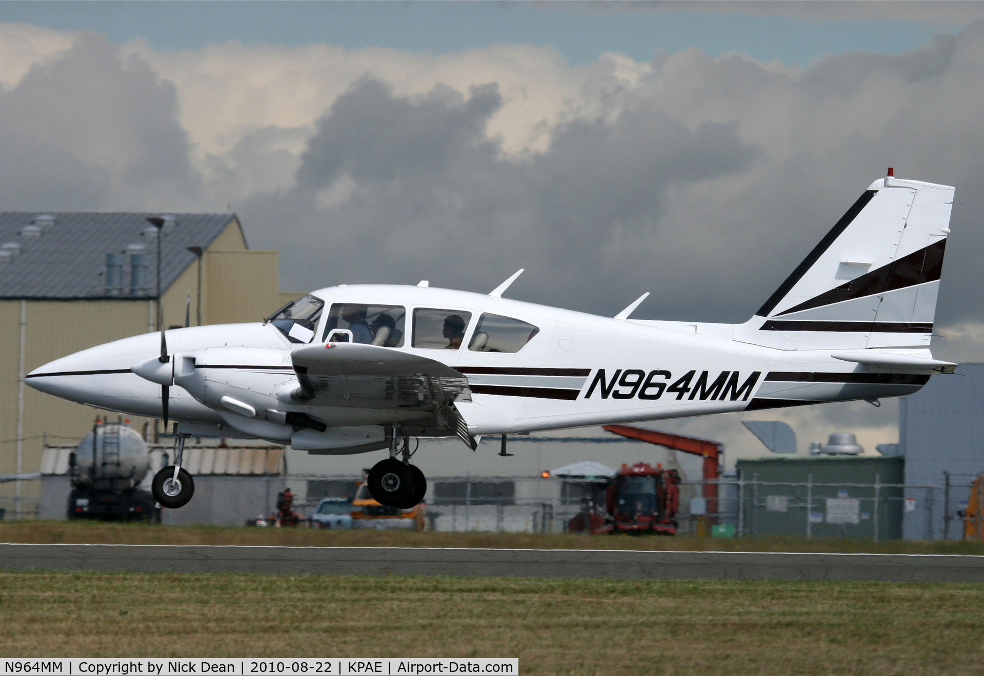 N964MM, 1978 Piper PA-23-250 Aztec C/N 27-7854132, KPAE Arriving on 34L from KCOE